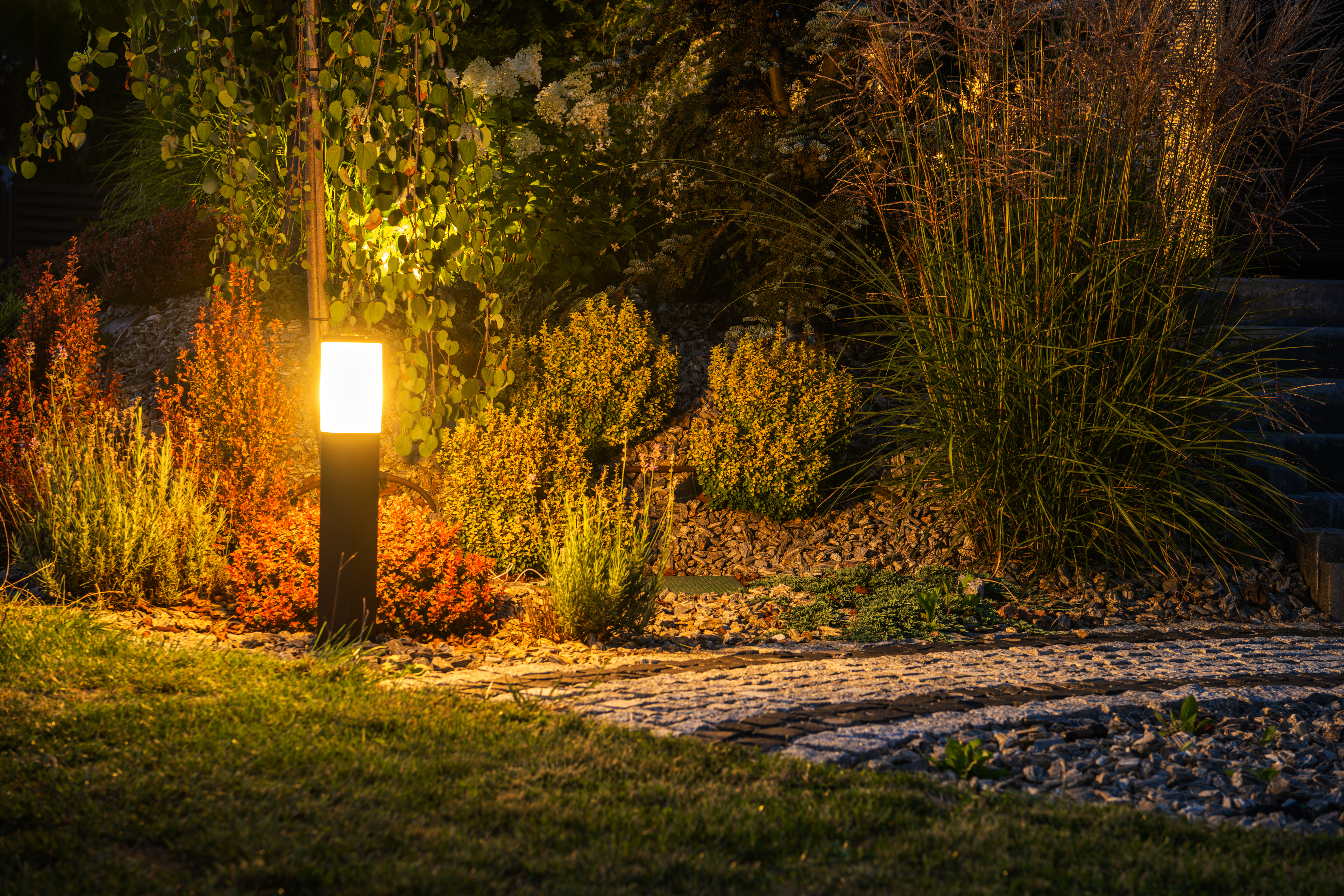 led-garden-outdoor-lighting-post-2025-03-16-19-38-59-utc.jpg